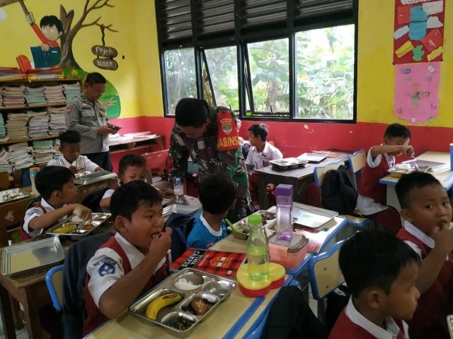 Babinsa Pantau Pembagian Makan Bergizi Gratis di SDN 1 Panongan