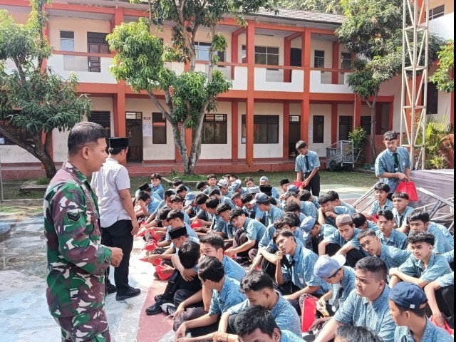 Babinsa Desa Cisoka Dampingi Pendistribusian Program Makan Bergizi Gratis