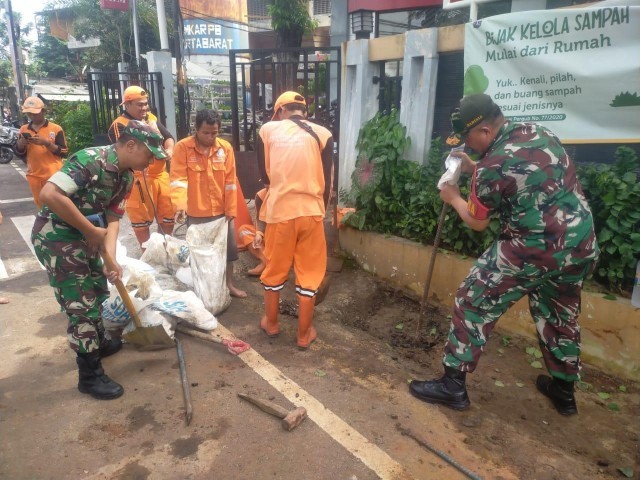 Jum'at Bersih, Dua Babinsa Koramil 01/Tamansari Karya Bakti dengan Petugas PPSU