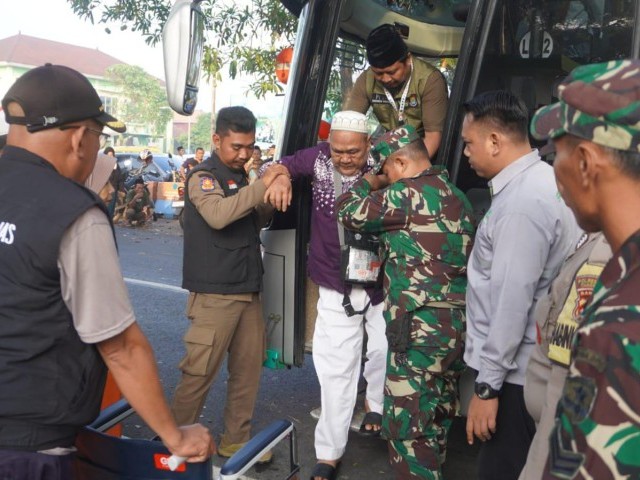 Sinergi Kuat TNI-Polri Amankan Kepulangan Jemaah Haji Kloter 05 Tangerang