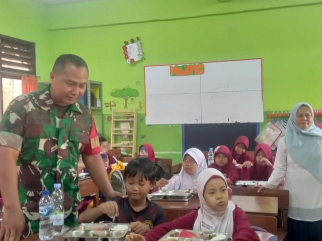 Babinsa Koramil 03/Telukpucung Dukung Program Pemerintah, Dampingi Pendistribusian Makan Bergizi Gratis untuk Siswa