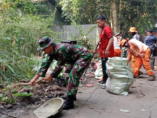 Perangi Sampah, Koramil 05/Bantargebang Gelar Karya Bakti Bersihkan Lingkungan di Wilayah Padurenan