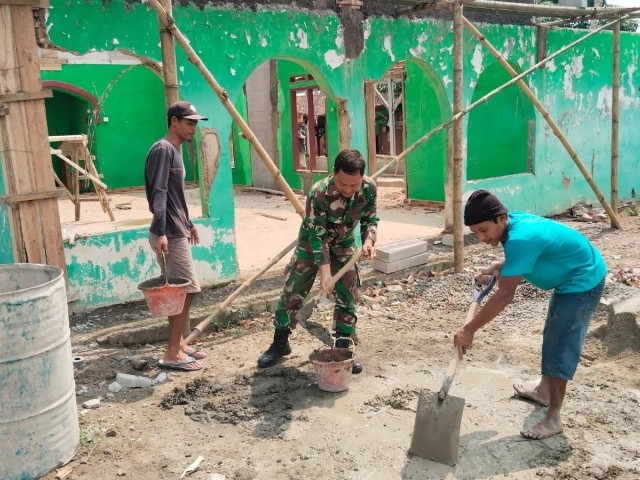 Babinsa Sukatani Gotong Royong Rehab Musolah Bersama Warga Cisoka