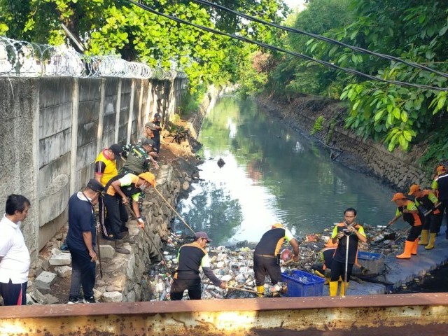 Sungai Bisa Kembali Bersih, Babinsa Bersama Forkopimda Bersihkan Sungai di Cengkareng