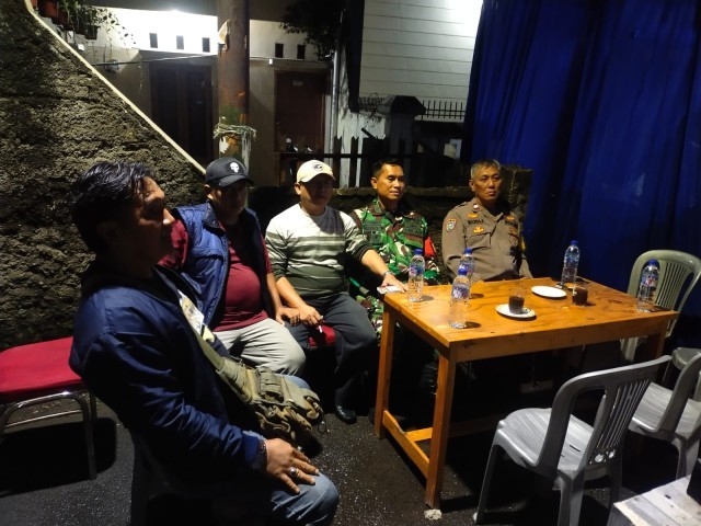 Tingkatkan Keamanan Lingkungan, Babinsa Koramil 07/KB Pelda Arief W Aktif Laksanakan Siskamling