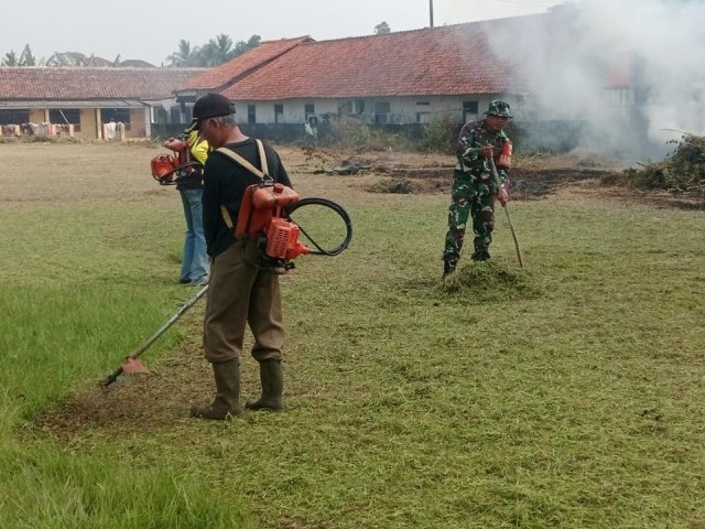 Babinsa Koramil 14/Panongan Gotong Royong Pembersihan Lapangan Dalam Rangka Persiapan HUT RI ke-80