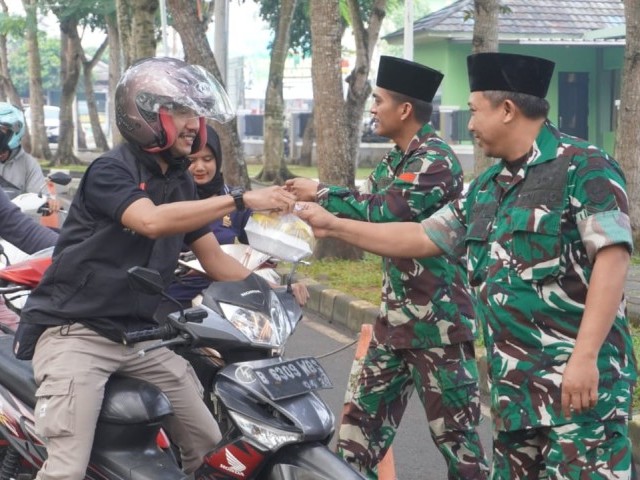 Kodim 0510/Tigaraksa Berbagi Makanan Lewat Jumat Berkah