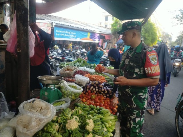 Turun Ke Pasar, Babinsa Serka Suharno Cek Harga Sembako