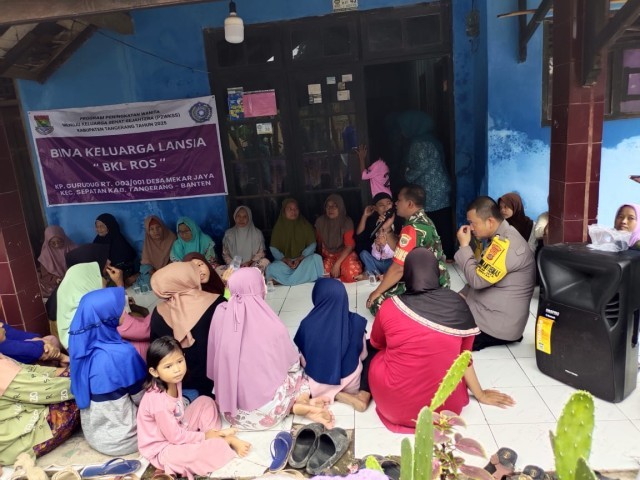 Jalankan Tugas Pokok, Babinsa Komsos Dengan Ketua RT/RW di Desa Binaan