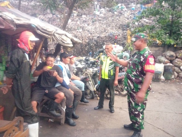 Babinsa Cikiwul Ajak Pemulung di Sekitar TPU Bantargebang Jaga Kamtibmas Lewat Komsos