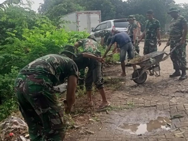 Cegah Penyakit, Babinsa Laksanakan Karbak Pembersihan Sampah