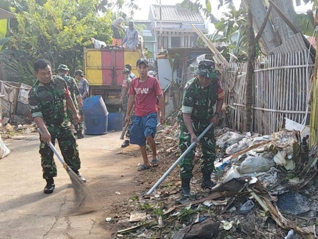 Babinsa Koramil 01/Bekasi Pimpin “Perang Terhadap Sampah” Bersama Warga di Jakasampurna