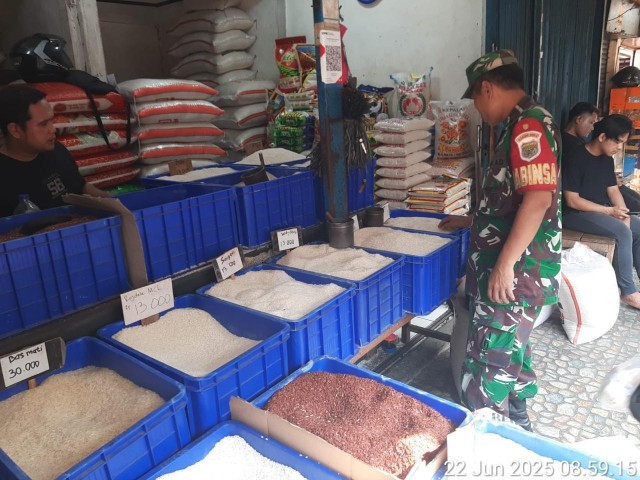 Turun Ke Pasar Tradisonal, Babinsa Koramil Tamansari Interaksi dengan Pedagang dan Pembeli