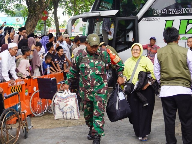 Pasandi Kodim 0510/Tigaraksa Pimpin Pengamanan  Pemulangan Jamaah Haji Kloter 29