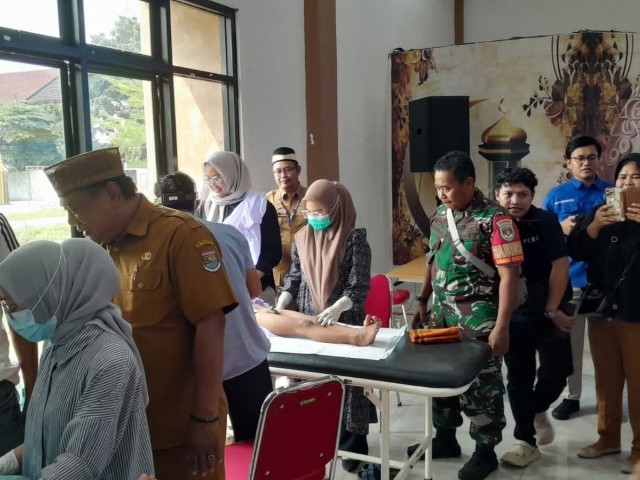 Babinsa Koramil Sepatan Hadiri Khitanan Massal Gratis KNPI Pakuhaji 2025