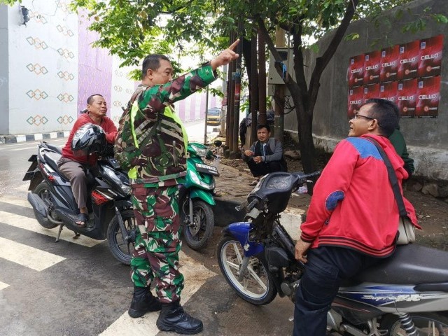 Menjalin kedekatan dengan warganya, Babinsa Koramil 06/CBD Komsos Di pangkalan Ojek