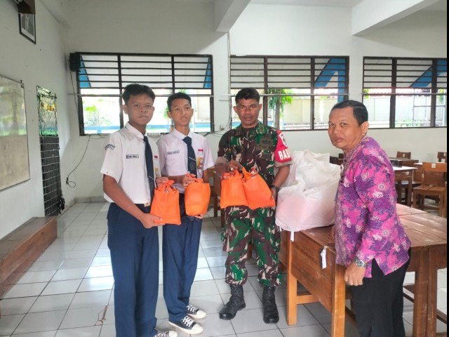 Babinsa Koramil Cipayung Dampingi Pendistribusian Makan Bergizi Gratis (MBG)