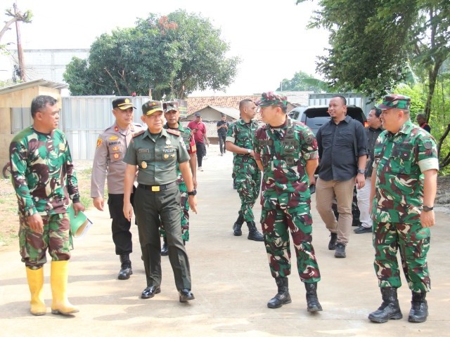 Dandim 0506/Tgr Dampingi Danrem Tinjau Lokasi Pembangunan Jembatan