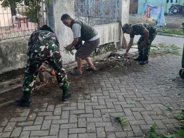 Kerja Bakti Bersama Warga, Babinsa Cegah Bencana Penyakit