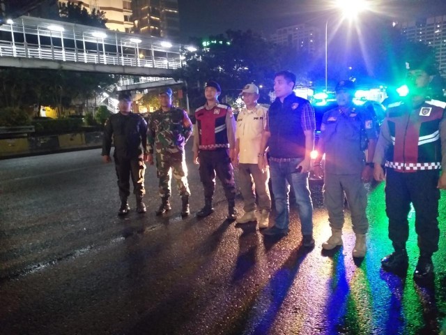 Sinergi dalam Amankan Wilayah, Babinsa Koramil 01/Tamansari Ikuti Apel dan Patroli Gabungan Tiga Pilar