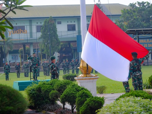 Batalyon Infanteri 202/Tajimalela Gelar Upacara Bendera Mingguan