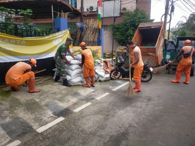 Bersihkan Lingkungan, Babinsa dan PPSU bersama Menjaga Kebersihan Wilayah