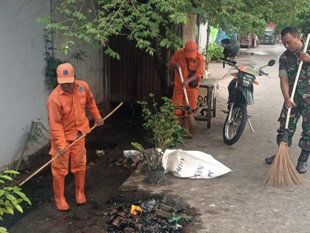 Terjun Langsung Babinsa Serda Agung Karbak Wilayah Binaan