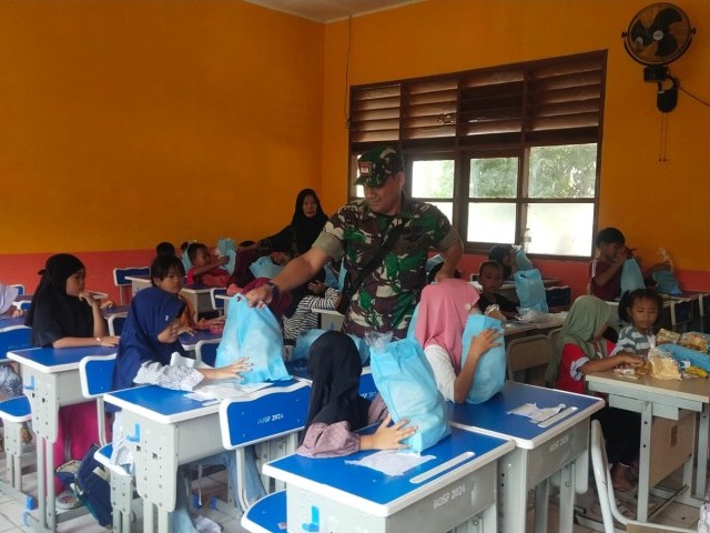 Babinsa Desa Tegal Kunir Dampingi Pendistribusian Program MBG