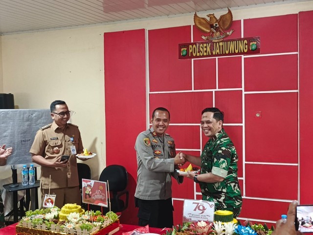 Danramil 06/CBD dan Camat Kompak Rayakan HUT Bhayangkara di Polsek Jatiuwung