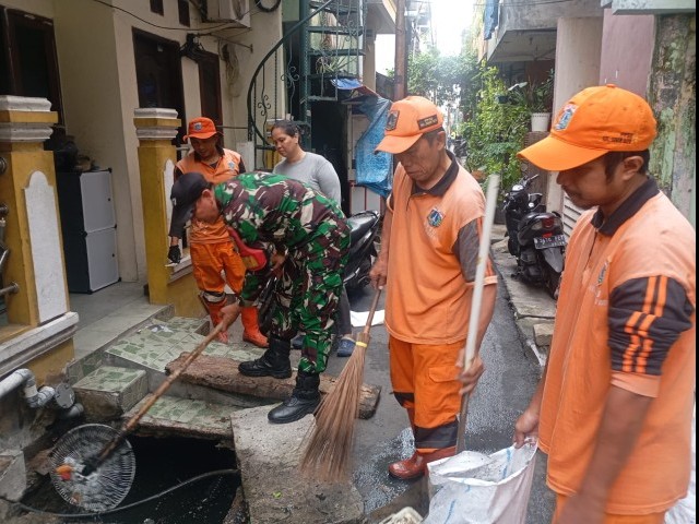 Ciptakan Lingkungan yang Bersih Babinsa Koramil 07/Kemayoran Laksanakan Kerja Bakti dan Grebek Lumpur Bersama Warga