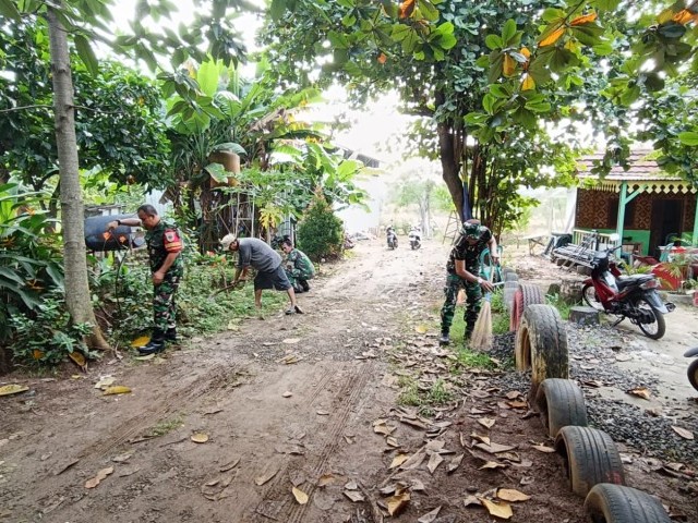 Jaga Kebersihan, Babinsa Karya Bhakti Bersama Warga