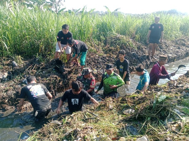 TNI Bantu Warga Gotong Royong Bersihkan Saluran Irigasi