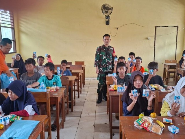 Babinsa Desa Tegal Kunir Kidul Pantau, Pendistribusian Program MBG