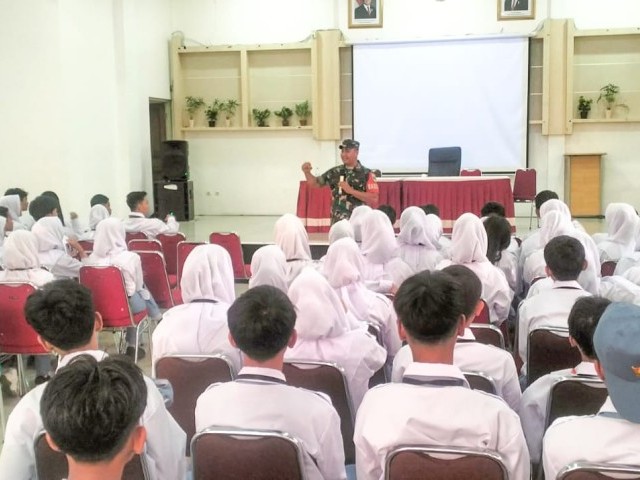 Babinsa Koramil 03/Teluk Pucung Dampingi Pengarahan Siswa Jelang Kunjungan Kerja Mensos RI di Sekolah Rakyat Bekasi Timur