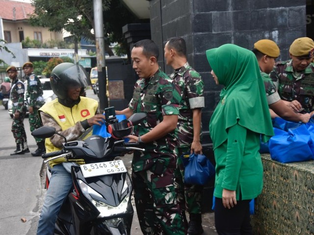 Prajurit Menarhanud 1/F dan anggota Persit KCK Cabang XII Sukses Laksanakan Program Rutin Jumat Berkah