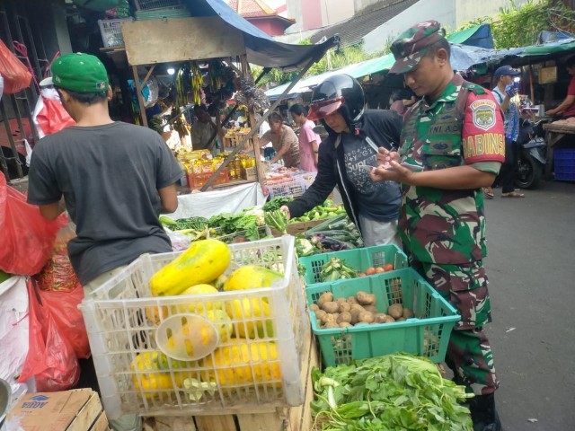 Pastikan Harga Stabil, Babinsa Serka Suharno Cek Harga di Pasar