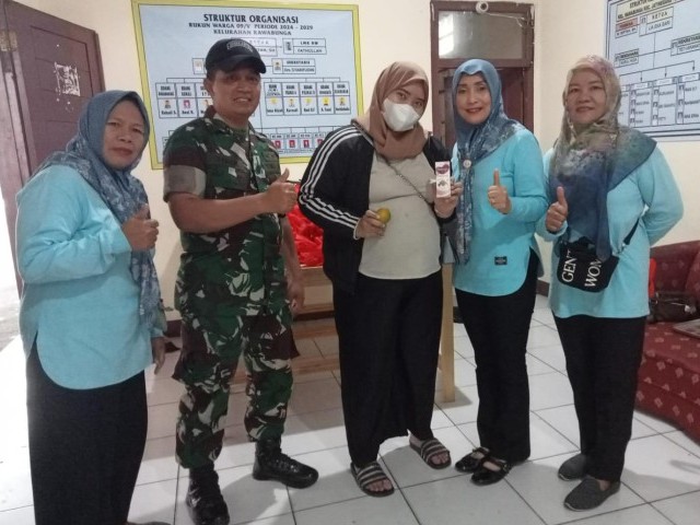 Babinsa Jatinegara Bantu Distribusikan Menu Makanan Kering untuk Balita, Ibu Hamil dan Menyusui