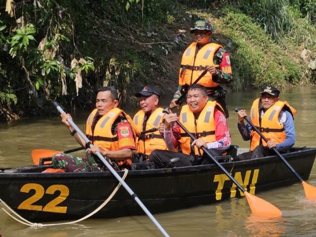 Kolaborasi Lintas Sektor, Wadanramil 02/Pondok Gede dan Forkopimcam Jatisampurna Arungi Sungai Cikeas Cek Kebersihan Aliran Air