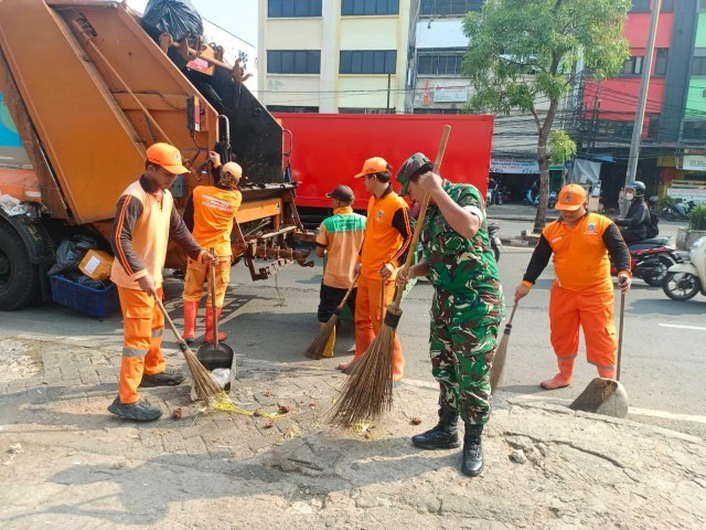 Babinsa Serka Rusnanto Sinergi Bersama PPSU Bersihkan Lingkungan