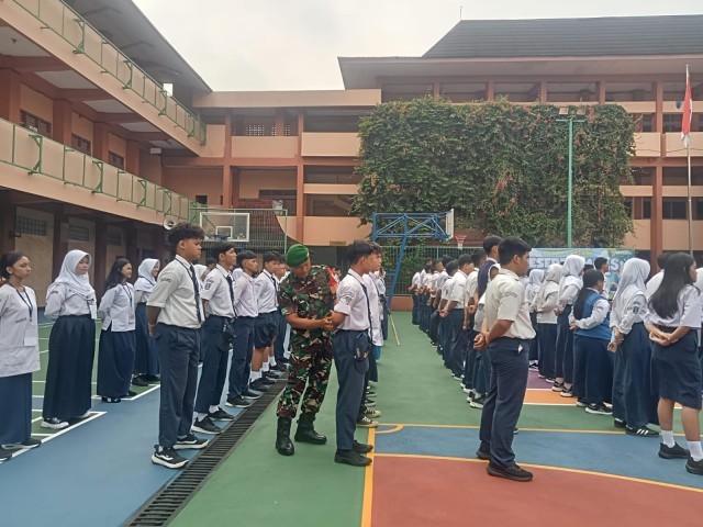 Tumbuhkan Jiwa Patriotisme, Babinsa Berikan Wawasan Kebangsaan di SMA Yupentek 1