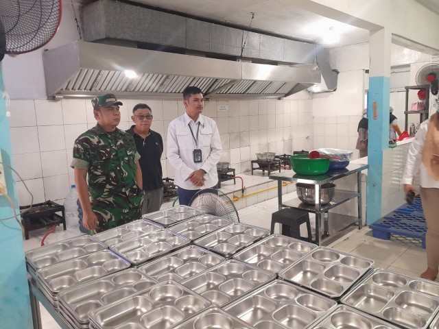 Danramil 03/Pasar Rebo, Ciracas Mengecek Bahan Makanan, Kebersihan Dapur dan Distribusi MBG