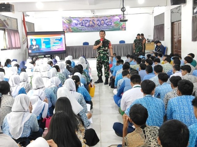 Tanamkan Cinta Tanah Air Sejak Dini, Danramil 01/Kranji Beri Pembekalan Bela Negara pada MPLS SMAN 8 Kota Bekasi