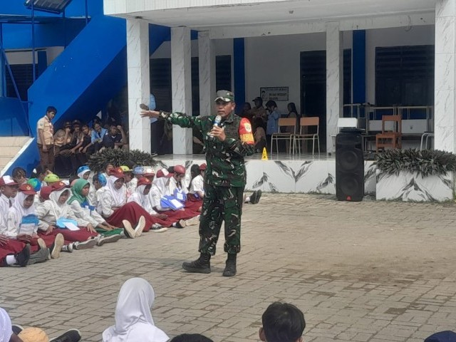 Koramil 01/ Teluknaga Pelda Saefudin Hari Ke 3 MPLS SMPN 2 Kosambi Ajarkan Materi Bela Negara Dan PBB