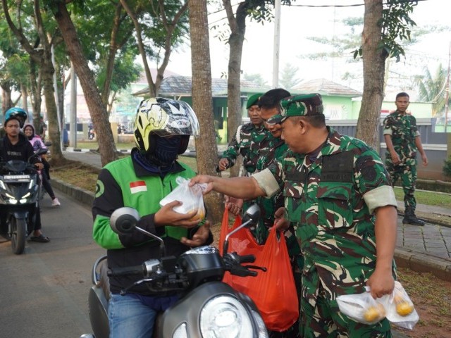 Jum'at Berkah, Kodim 0510/Tigaraksa Bagikan Nasi Kotak