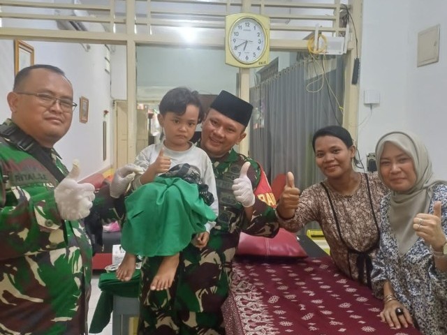 Bersama Rakyat Kita Kuat: Koramil 04 /CK dan Karang Taruna RW 01 Cengtim Peduli Yatim dan Dhuafa