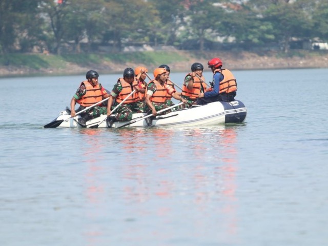 TNI Kepung Danau Situ Bulakan ! Korem 052/Wkr Siaga Penuh Hadapi Ancaman Banjir di Tangerang
