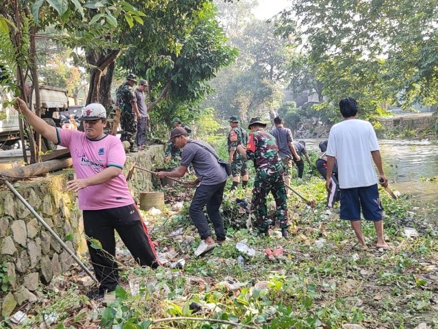Perangi Sampah, Koramil 01/Kranji Bersama Warga Gelar Kegiatan Pembersihan di Kalibaru