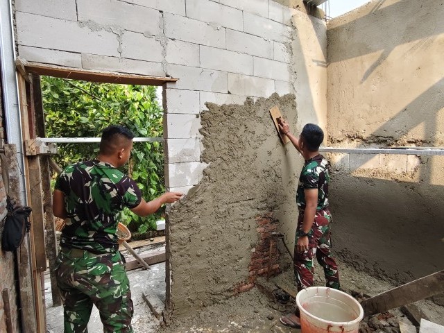 Tak Hanya Jago Perang, Satgas TMMD 125 Kodim 0507/Bekasi Unjuk Keterampilan Bangunan dalam Rehab Rutilahu