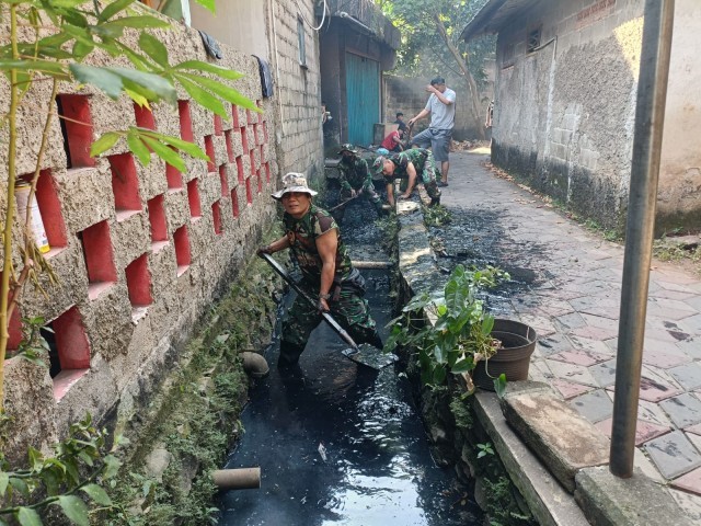 Koramil 07/Pondok Aren Karya Bakti Bersihkan Got dan Gorong-Gorong