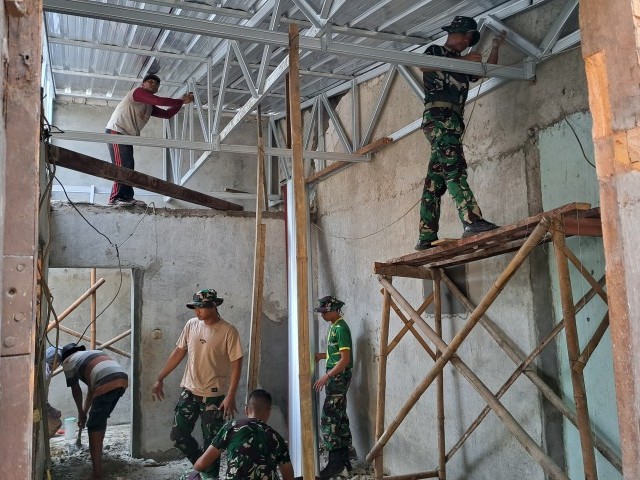 Satgas TMMD 125 Tetap Kebut Rehab Rumah Bapak Akhmad di Mustikasari